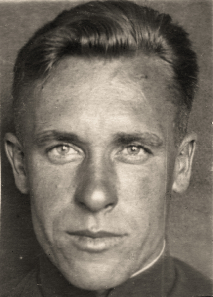 Ведущий 12 ИАП капитан С.Н.Алешин.