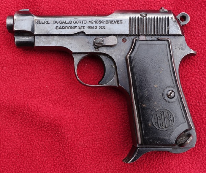 Беретта М1934. Характерная «шпора» на магазине внизу нужна для того, чтобы человек с нормальным размером ладони мог удерживать оружие всеми пальцами. Оружие известно многим по фильму «Бриллиантовая рука», а также по самому первому фильму о Джеймсе Бонде, где эту Беретту у Бонда принудительно меняют на Вальтер со словами: «У вас есть лицензия на убийство, а не на то, чтобы быть убитым!»