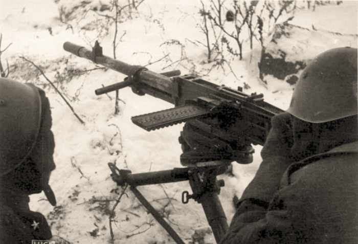BREDA M37. Слева вставлена снаряженная кассета. После 20 выстрелов она выпадет справа.