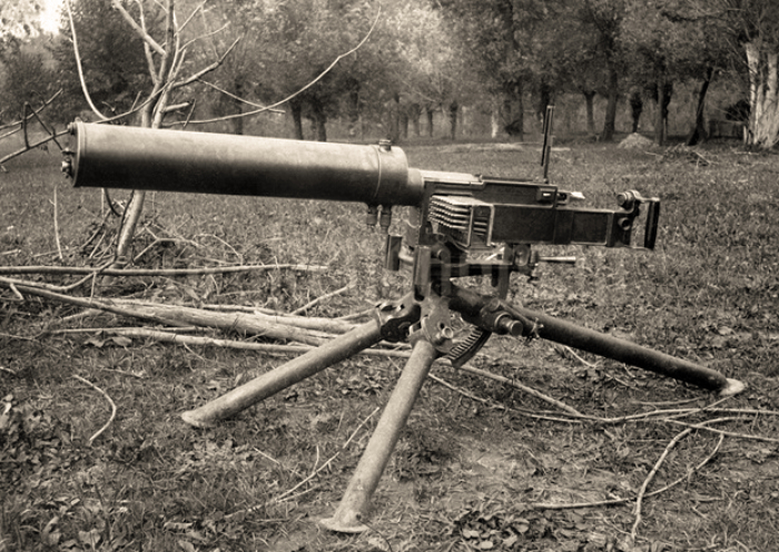Фиат-Ревелли М1914. Под радиатором ствола видны два штуцера. В боевом положении к ним присоединялись шланги, которые вели в расширительный бак с ручным насосом для перекачки жидкости. Иначе все перегревалось, закипало и заклинивало. Отличный пулемёт. «Надёжный, как швейцарские часы». И что могло пойти не так?..