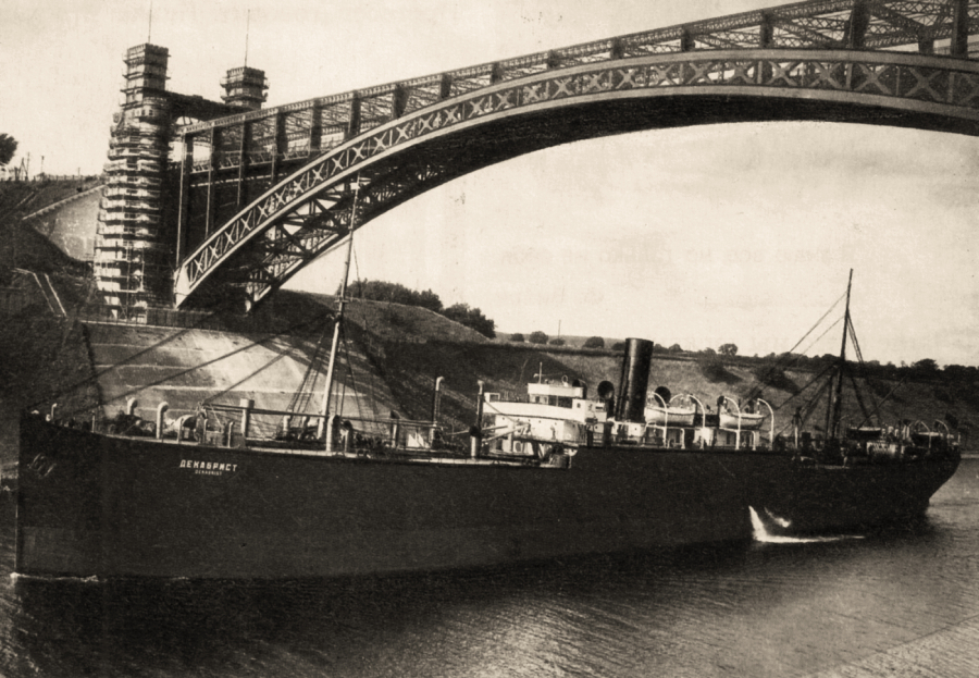 Советский пароход «Декабрист» 1903 г. постройки.