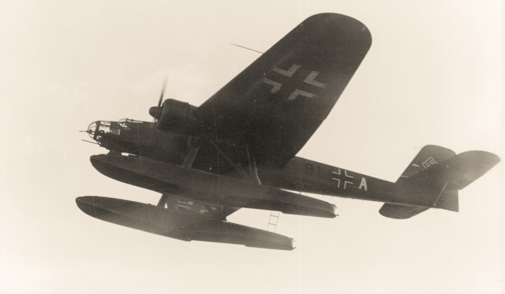 He-115 «8L+AH» из 1./906 в полете, 1942 г. Из коллекции Р. Раутио//digitaltmuseum.no