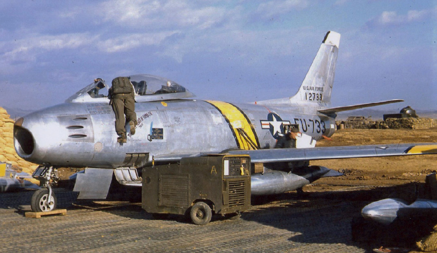 F-86E № 51-2733 «Sweetheart Of Sigma Chi», принадлежавший 51-му крылу истребителей-перехватчиков. Потерпел катастрофу при посадке в Сувоне 5 апреля 1952 года, когда его пилотировал 1-й лейтенант Джон Ласки (фото из книги Питера Дэвиса «F-86A Sabre: Korea 1950-51»).