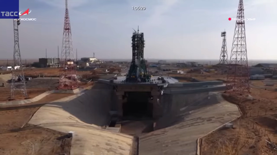 Обратите внимание, на дне котлована газохода около стартового стола ничего нет, как и должно быть. Трансляция Роскосмоса.