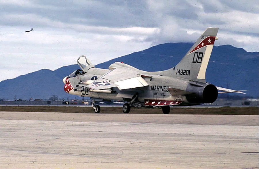 F-8E, принадлежащий 235-й истребительной (всепогодной) эскадрилье морской пехоты, на аэродроме Дананг в 1968 году. Позади – Шонча/Манки-Маунтин, в небе виден силуэт транспортника «Карибу». (Aron Cook, https://www.facebook.com)