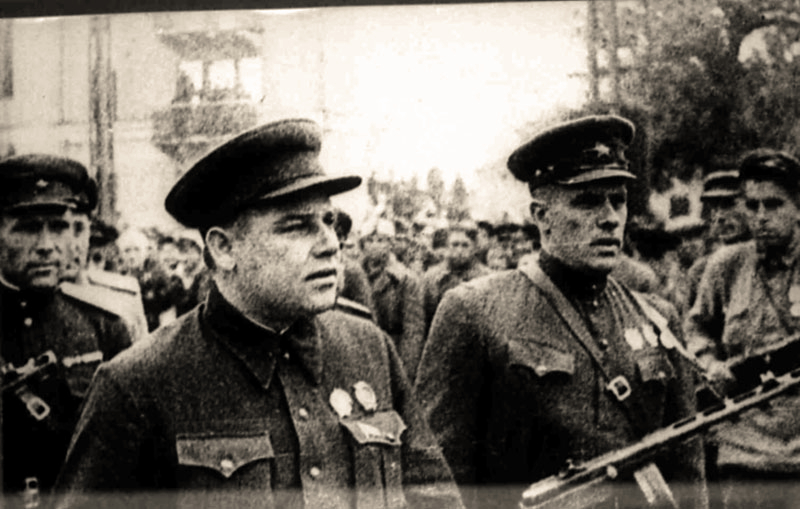 Начальник Штаба партизанского движения на Центральном Фронте Матвеев А.П. и командир Южной оперативной группой Горшков А.П. на партизанском параде в освобожденном Орле