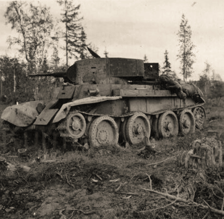 Подбитый танк БТ-7. Салла. Июль 1941 г. Фотография носит иллюстративный характер.