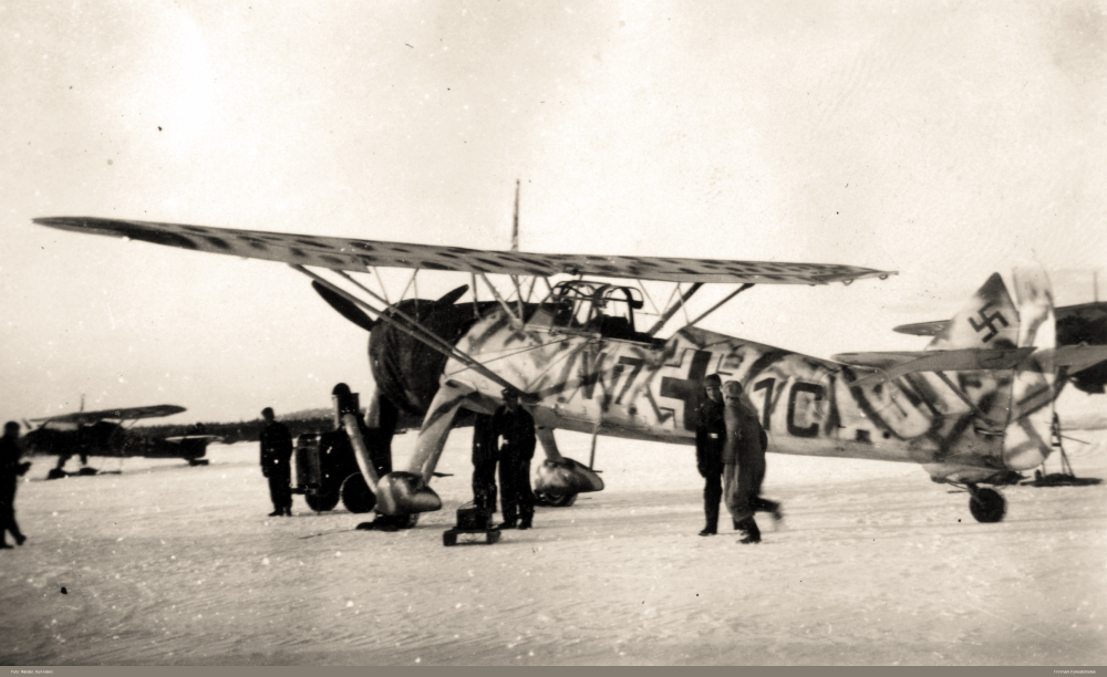 Hs-126B с бортовым кодом «V7+1C» зимой 1941-42 г. на аэродроме Кемиярви. /из коллекции Р. Раутио, https://digitaltmuseum.no/