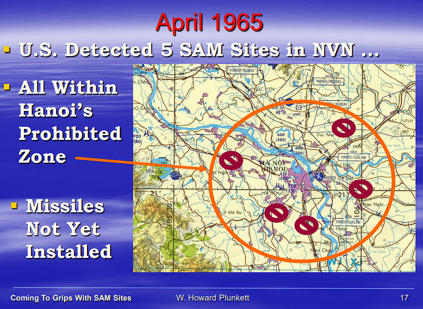 Слайд из презентации Говарда Планкетта «Coming to Grips With SAM Sites July – Dec 1965» с местами расположения первых позиций ЗРК, выявленных в апреле-июле 1965 года. Все они находились в запретной зоне вокруг Ханоя радиусом 30 морских миль, для ударов по каким-либо целям в пределах этой зоны (стратегическим, позициям ПВО, транспорту) требовалось личное разрешение президента США.