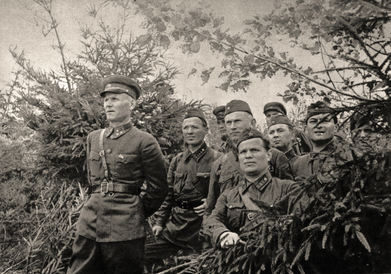 Командующий 19-й Армией генерал-лейтенант И.С.Конев в окружении корреспондентов приехавших на место боев.