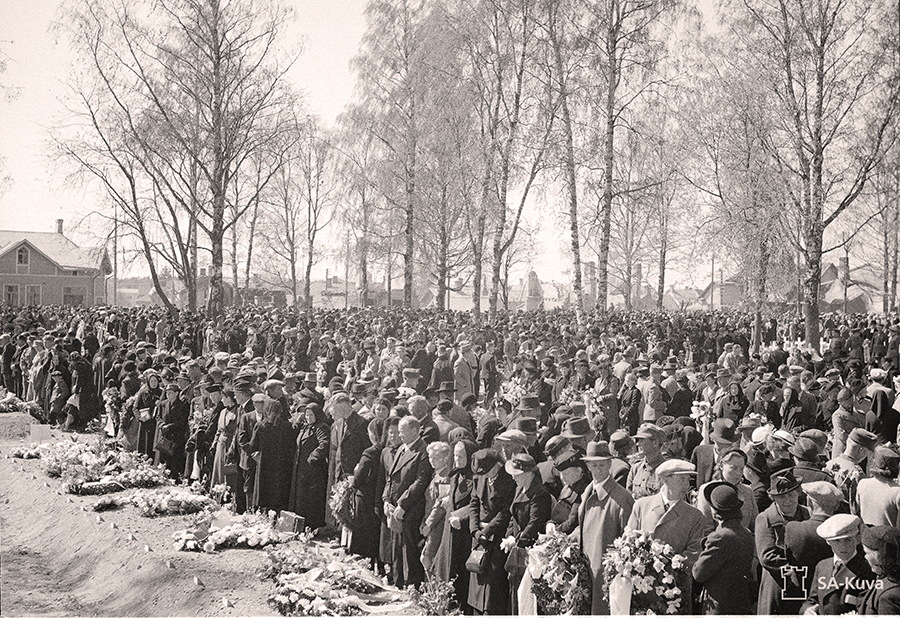 Поминальная служба в Лаппеенранте, весна 1940-го. Несложно представить реакцию собравшихся, если бы половина из них не обнаружила бы своих родных в числе погибших.