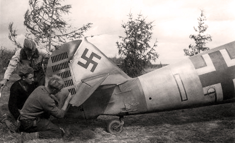Эрих Шмидт, следит за нанесением 44-го абщусбалка (И-153 Хитрина) на руль направления своего Bf109F 27-28 августа 1941 года.
