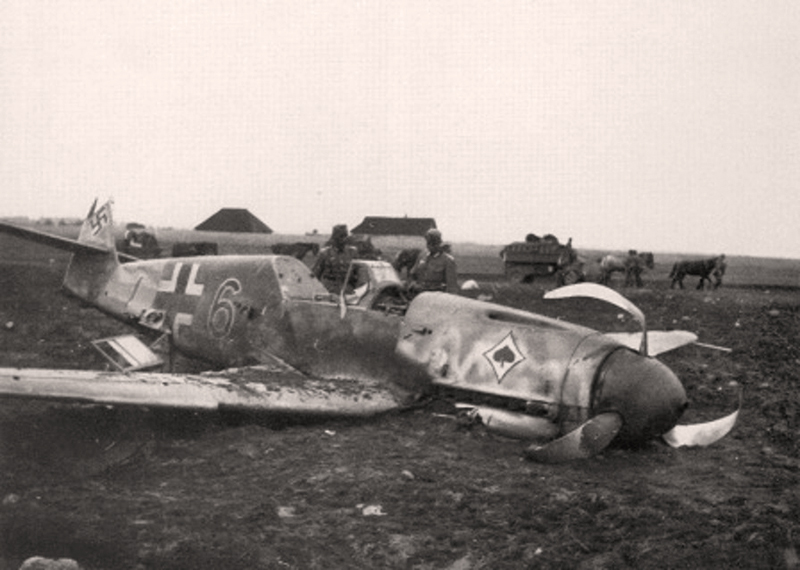 «Мессершмитт» Bf 109F-2 №8940, тактический №6 чёрный из 8/JG 53, пилот фельдфебель Карл Витцель, разбит на аэродроме Маклок 27 августа 1941 года.