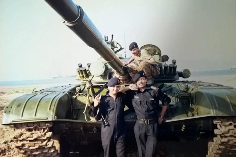 Экипаж Т-72 на побережье Шри-Ланки. Танкист слева вооружен пистолетом-пулеметом «Стерлинг».