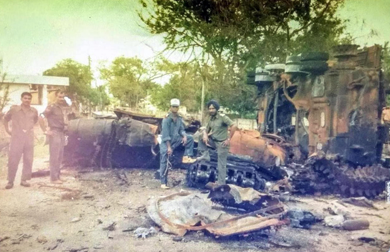 Индийские солдаты у остовов двух Т-72 со сдетонировавшим боекомплектом.