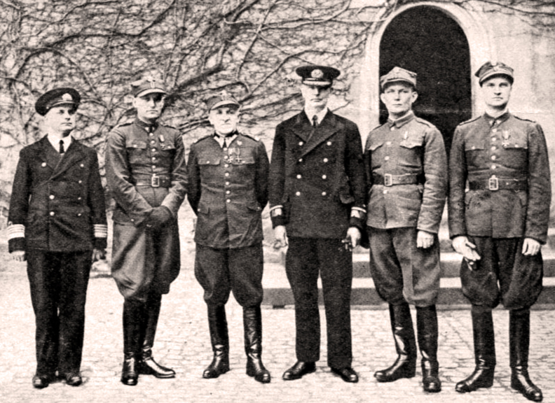 Польские генералы и адмиралы в Кольдице, 1941 год. В центре стоит адмирал Юзеф Унруг, командовавший подразделениями польского флота, оборонявшими Вестерплятте и косу Хель. Ирония судьбы в том, что в годы Первой мировой войны он, носивший имя Йозеф фон Унру, был командиром немецкой подводной лодки. Унруг не изменил новой родине и отказался от сотрудничества с немцами. Он даже отказался говорить на немецком языке, заявив, что 1 сентября 1939 года он забыл этот язык.