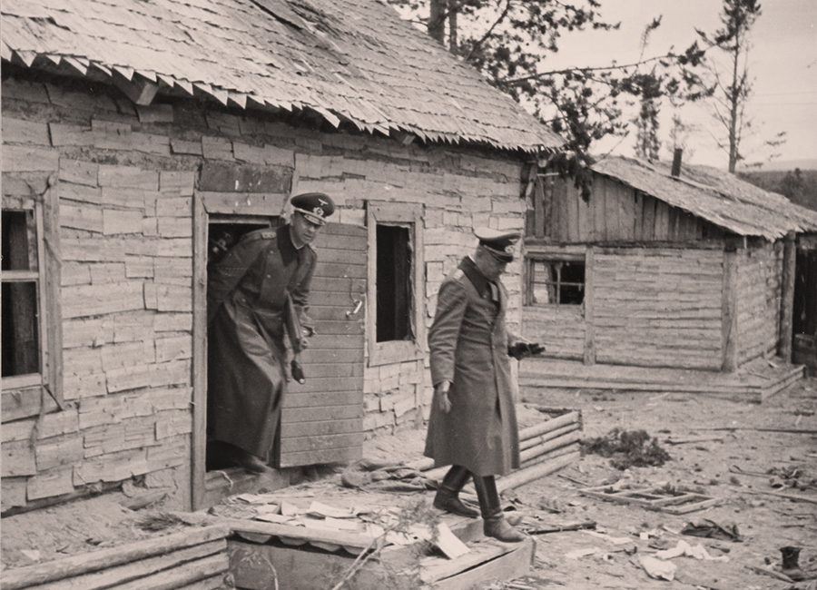 Командующий армией Норвегия генерал-полковник Н. фон Фалькенхорст и начальник штаба армии полковник Э. Бушенхаген после боёв за Куолаярви, июль 1941 г.