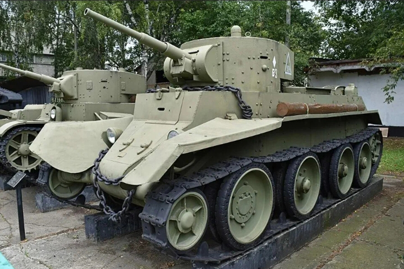 Именно такие БТ-7 раннего выпуска, с цилиндрической башней, принимали участие в учениях. Танками БТ оснащались мехполки кавалерийских дивизий.