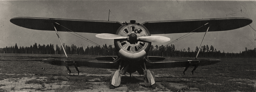 Серийный истребитель И-153 выпуска 1940 года, направляющие для РС устанавливались на заводе.