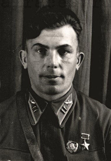 Командир 1-й эскадрильи 9-го ЛШАП капитан Владимир Игнатьевич Белоусов (на фото не ранее мая 1940 года в звании майор, после вручения Ордена Ленина и звезды Героя Советского Союза 21.03.40г).